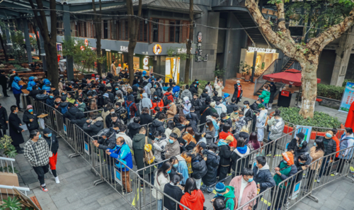 南京抽调警力维护茶颜排队秩序-南京巡茶