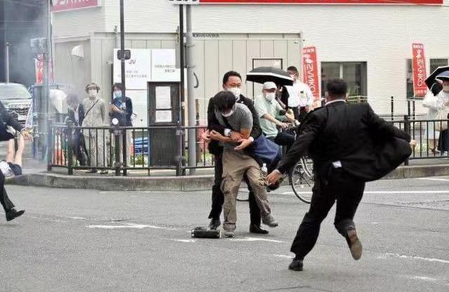 安倍案嫌疑人车中有试射木板-安倍被抓