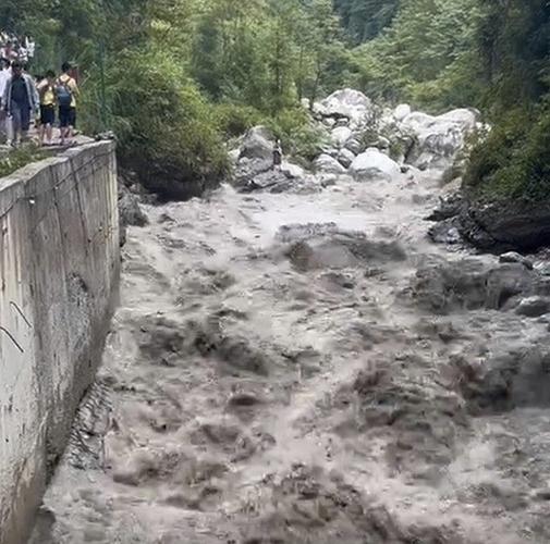 彭州一河道突发山洪-彭州一河道突发山洪是什么原因